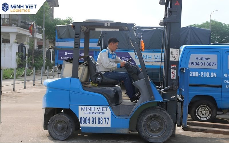 Xe nâng hỗ trợ bốc xếp hàng hóa nặng và pallet trong kho